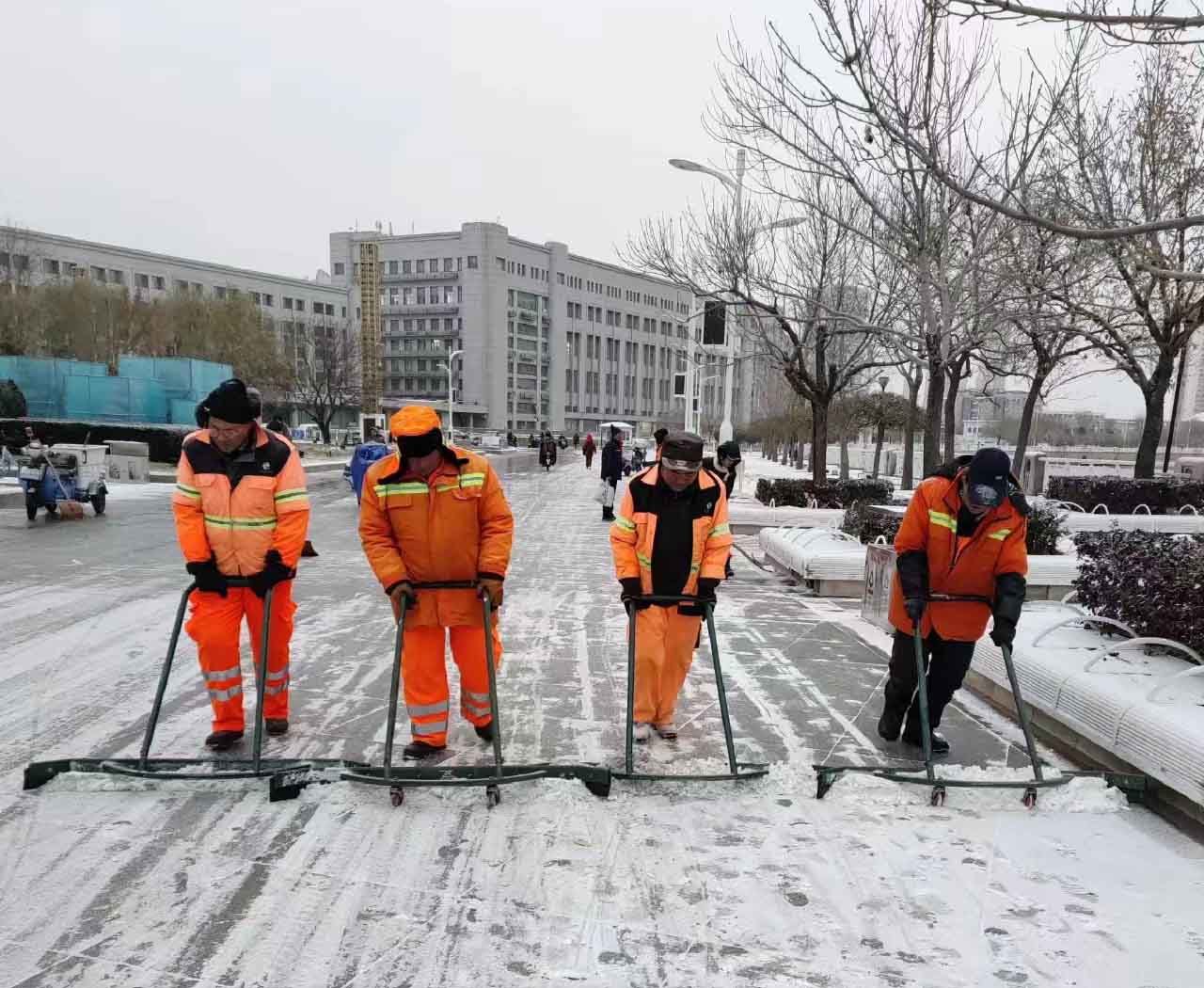 以雪為令 保障出行 | 大雪紛飛而至，華富人清雪忙